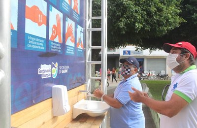 Covid-19: Prefeitura de Santana do Mundaú instala lavatório na Praça Santa Ana