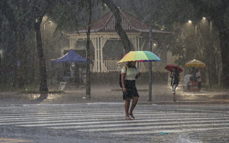 Inmet emite alerta de tempestades para três estados até segunda-feira