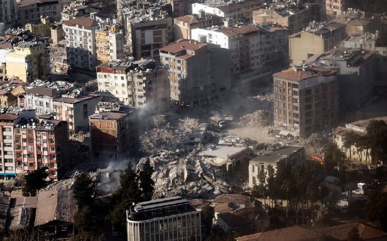 Terremoto atinge a Turquia duas semanas após tremor que matou 41 mil