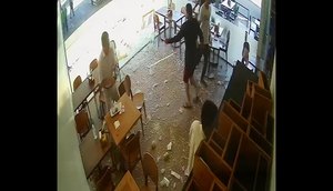 Imagens de câmera de segurança mostram momento em que carro invade delicatessen em Aracaju.jpg