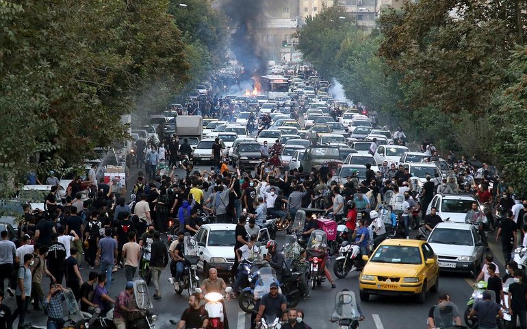 Protestos no Irã aumentam em meio a funerais de mortos