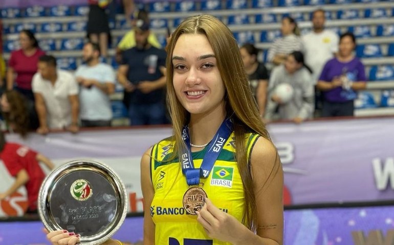 Conheça Helena, revelação do vôlei brasileiro na briga pelo ouro no Pan de Santiago