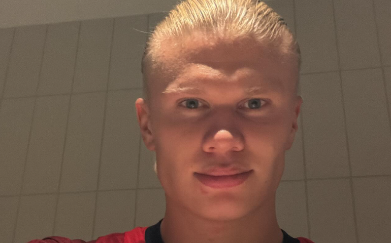 Erling Haaland viraliza nas redes ao exibir visual 'diferentão' e bolsa de luxo de R$ 60 mil em partida de golfe