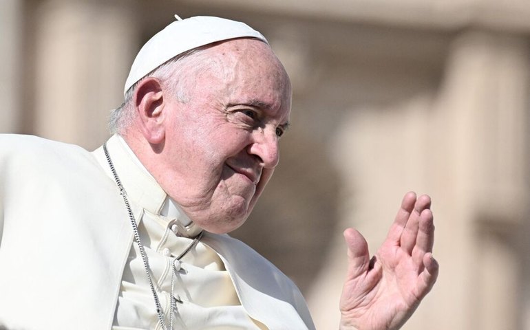 Qual foi o presente que o papa Francisco deu para médicos que o salvaram da morte