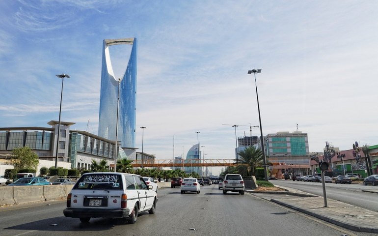 Arábia Saudita resiste aos apelos para cortar investimentos em petróleo