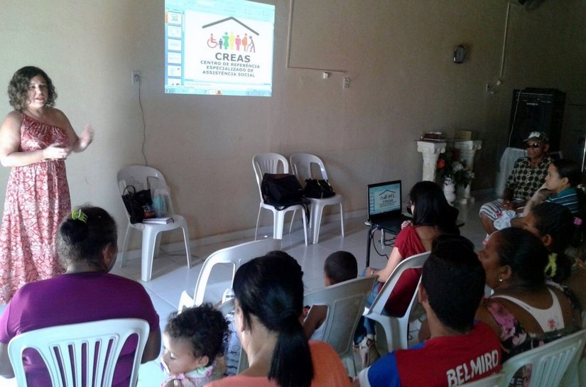 Ação do Creas Jatiúca informa população sobre serviços da unidade