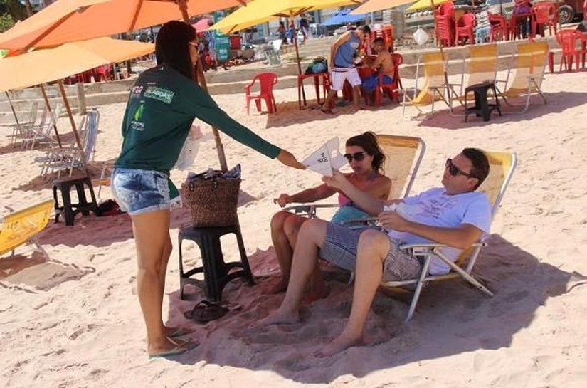 Projeto Nossa Praia conscientiza banhistas da praia da Jatiúca