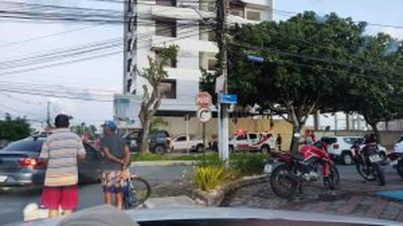 Colisão envolvendo viatura da PM, deixa motociclista morto e filha ferida na avenida Ceci Cunha