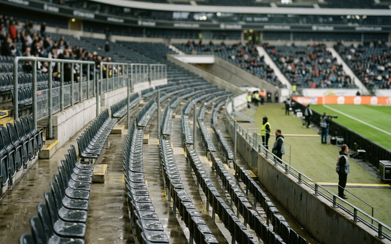 Uefa aplica multa e suspende torcida visitante do Tottenham por atos racistas na Champions League