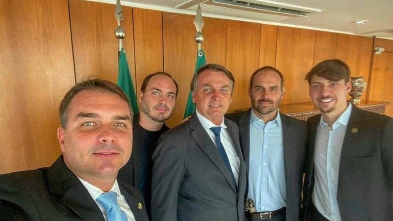 Desembargador manda tirar do ar reportagem sobre imóveis da família Bolsonaro