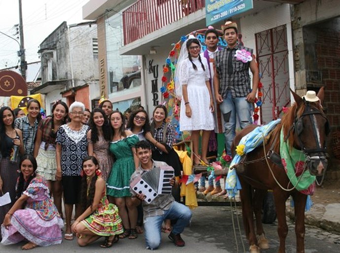 Carroçada Junina marca os festejos de alunos da rede estadual de União