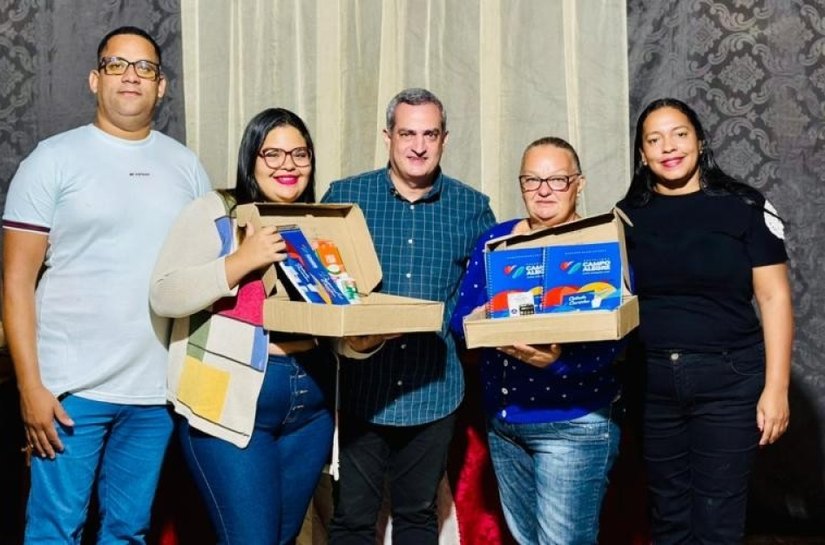 Estudantes da Educação de Jovens e Adultos de Campo Alegre recebem kits de material escolar