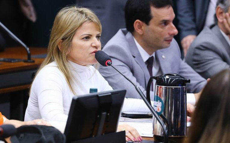 Comissão aprova projeto que cria auxílio para mulher afastada do trabalho por violência doméstica