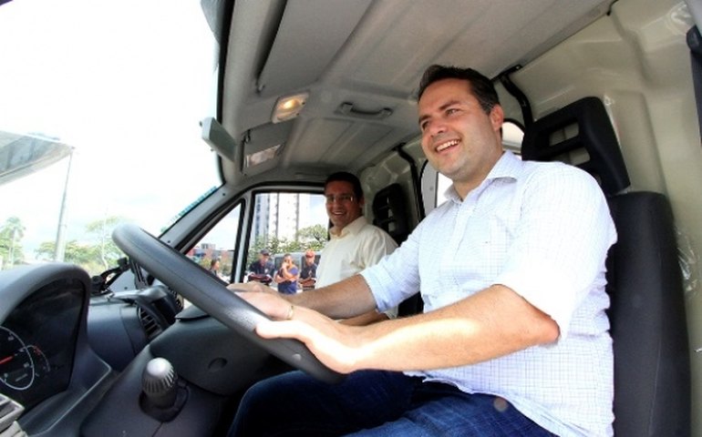 Governador entrega dez novas viaturas do Samu a oito municípios alagoanos