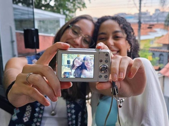 Geração Z redefine estética digital com modelo Cybershot