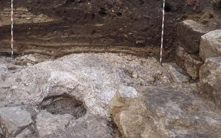 Viga de madeira de 1.000 anos com uma face esculpida é descoberta em lago na Polônia (FOTOS)
