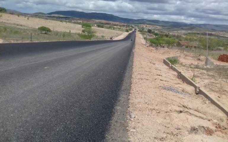 Obra de implantação da rodovia entre Água Branca a Mata Grande avança
