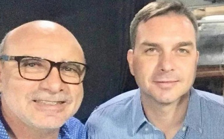 Queiroz vira ‘xerife’ de Saquarema oito anos depois de acusação de rachadinha no gabinete de Flávio Bolsonaro