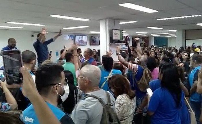 Agentes comunitários de saúde ocupam secretaria em Maceió em busca de decisão sobre o piso salarial