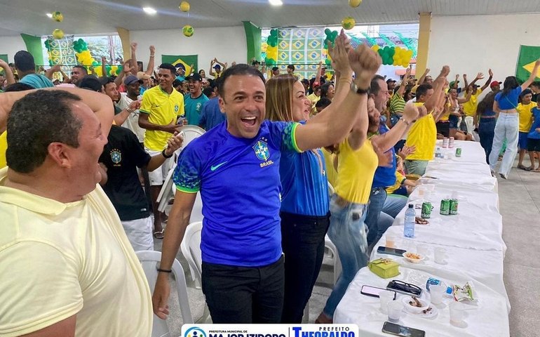 Prefeito Theobaldo Cintra comanda a torcida na estreia do Brasil na Copa do Mundo do Catar
