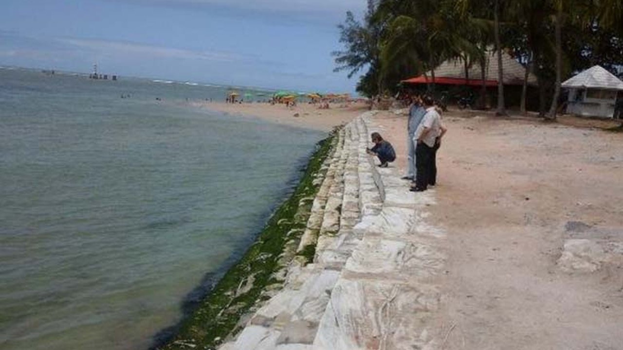 Técnicos visitam áreas com obras de contenção da erosão marinha