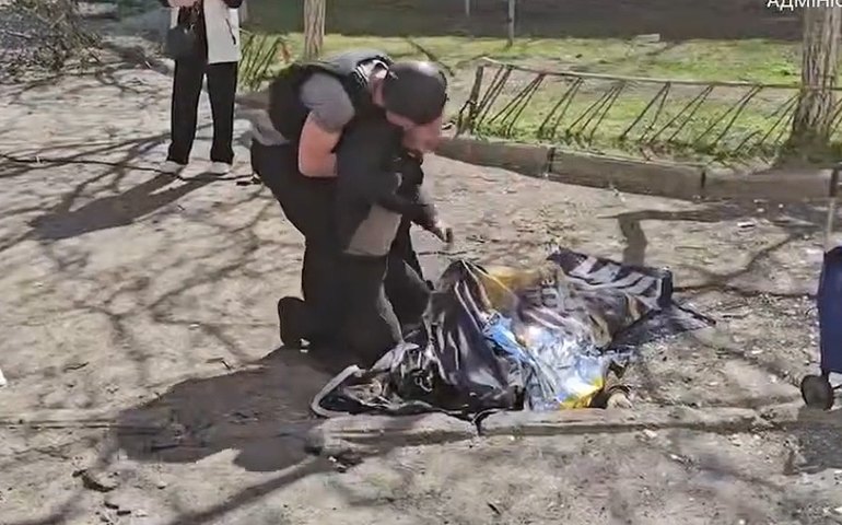 Homem chora sobre o corpo da mãe após ataque russo em Kherson