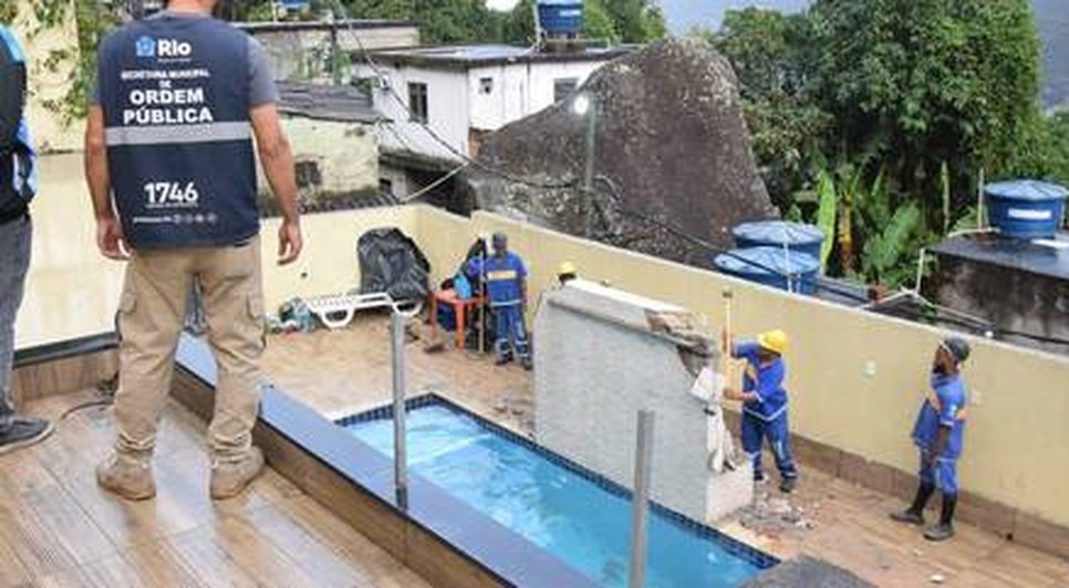 Avaliada em R$ 1 milhão, casa de luxo com piscina e escorregador é demolida na Rocinha