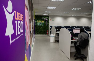 Ligue 180: Central de Atendimento à Mulher completa 20 anos de enfrentamento à violência de gênero