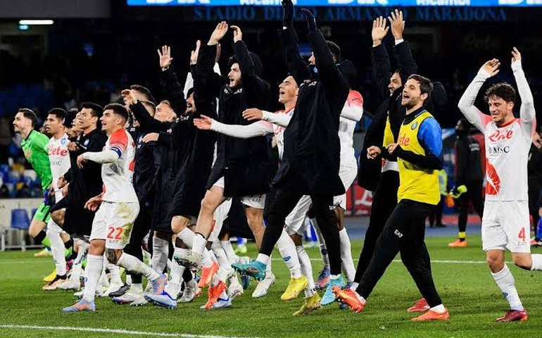 Napoli ganha pela sexta vez seguida e dispara ainda mais na liderança do Italiano