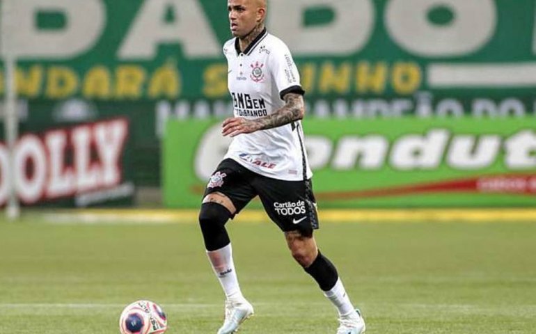 Após derrota, Luan é alvo de críticas em protesto de torcedores do Corinthians