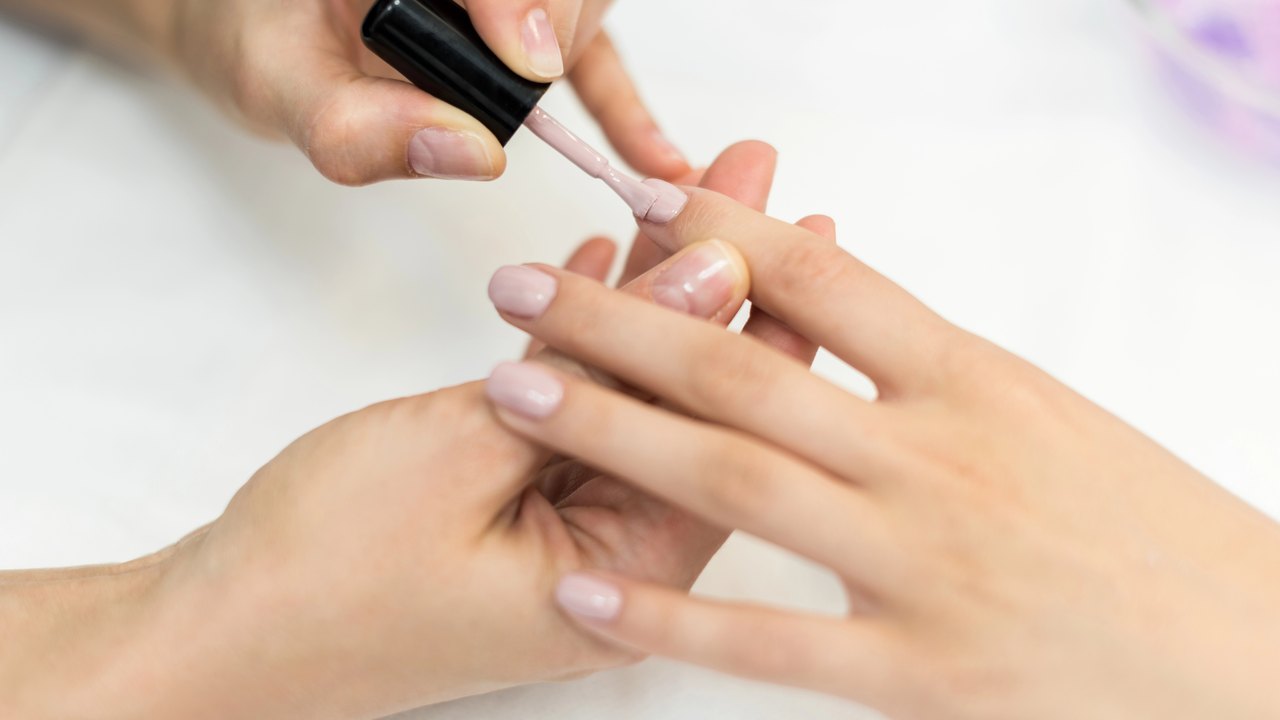Anvisa proíbe substâncias utilizadas em unhas de gel