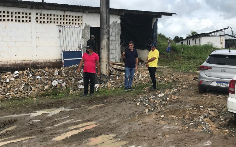 Prefeito de Branquinha acompanha reforma de galpões que serão aproveitados para depósito e almoxarifado da administração