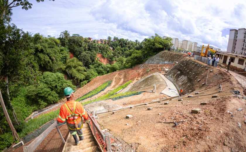 JHC visita obras da Encosta dos Palmares e afirma que prioridade é a segurança dos moradores