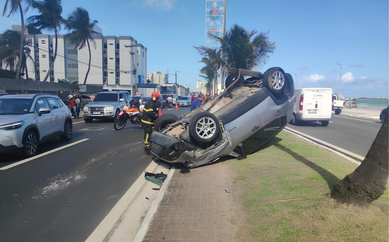 Capotamento de veículo mobiliza Bombeiros no Trapiche da Barra