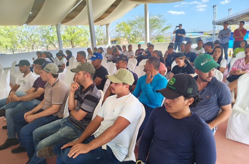 Expo Bacia: equipe técnica da Adeal promove palestra para criadores sobre brucelose