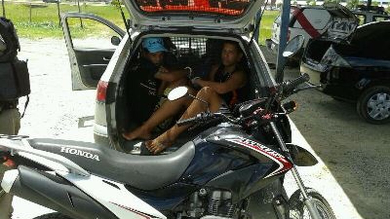 PM prende dois com motocicleta roubada durante blitz em Rio Largo