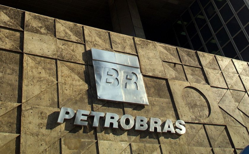 Petrobras tem de pagar R$ 20 bi a Petros e elevar presença de empregados na fundação
