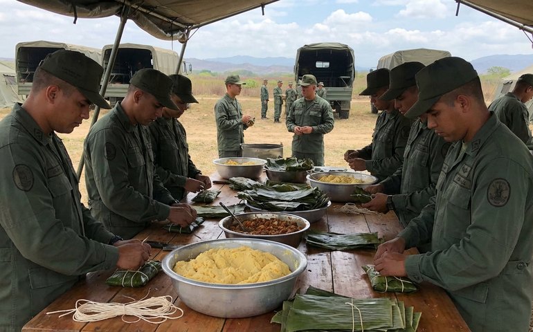 Natal acima de tudo: Exército venezuelano faz hallacas apesar da tensão na região provocada pelas ações dos EUA