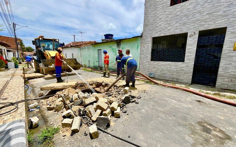 Prefeitura de Maceió faz manutenção na rede de drenagem do Vergel