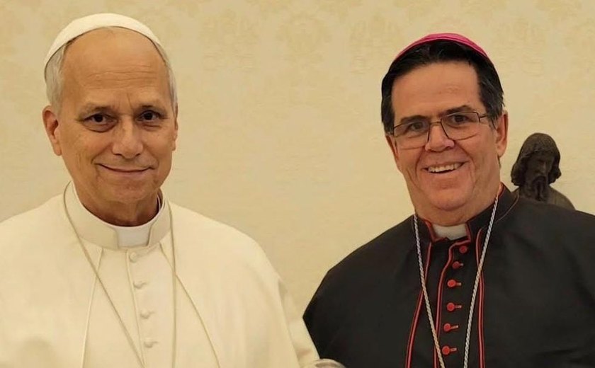Arcebispo de Maceió se reúne com o Papa Leão XIV e entrega lembrança de Alagoas