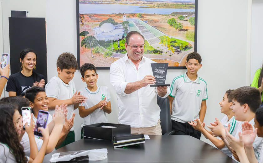 Prefeito Luciano Barbosa fala de novos projetos para a Educação durante visita de alunos