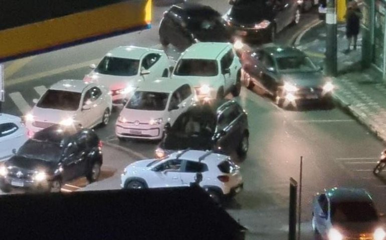 Motoristas fazem fila para encher o tanque após anúncio de reajuste da Petrobras