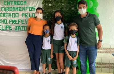 Prefeitura de Jequiá da Praia entrega fardamento para cerca de 2.5 mil alunos