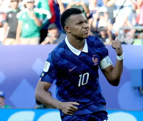 Mbappé reage a ataques racistas de senadora paraguaia