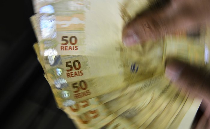 Lula já anunciou que irá reajustar o salário mínimo para R$ 1.320 em maio