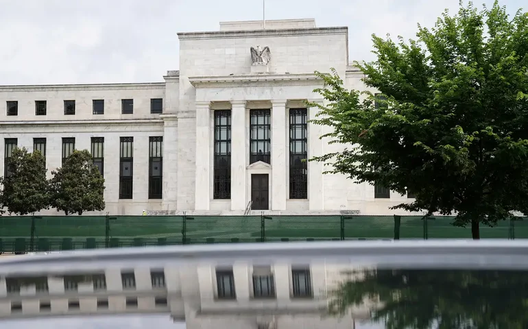 Fed corta taxa de juros dos EUA em 50 pontos-base, para faixa de 4,75% a 5,00% ao ano