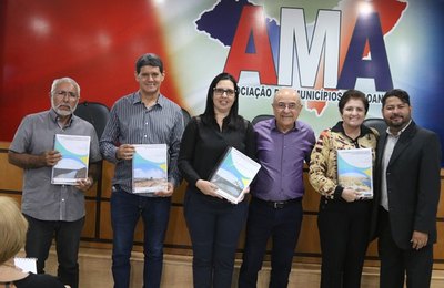 Comitê entrega mais três planos de saneamento em Alagoas