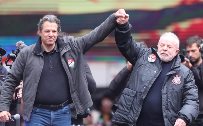 Lula pede a Haddad indicação de nomes da Educação para equipe de transição