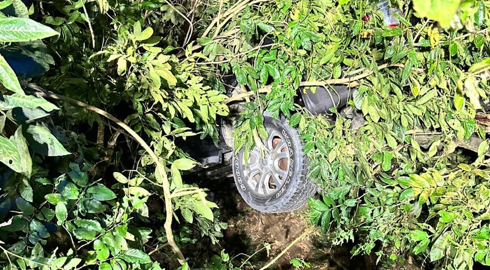 Duas pessoas ficam feridas após caminhonete cair da ponte no Baixo São Francisco Sergipano