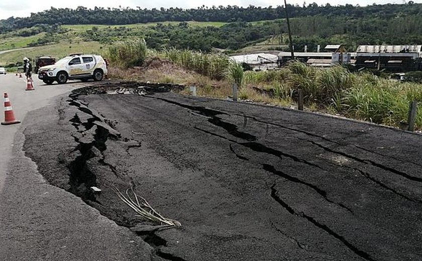 São Miguel e Campo Alegre: trecho da AL-220 volta a ceder e rodovia é parcialmente interditado